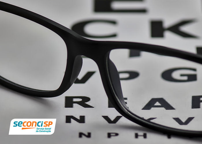 óculos sugerindo a saúde ocular
